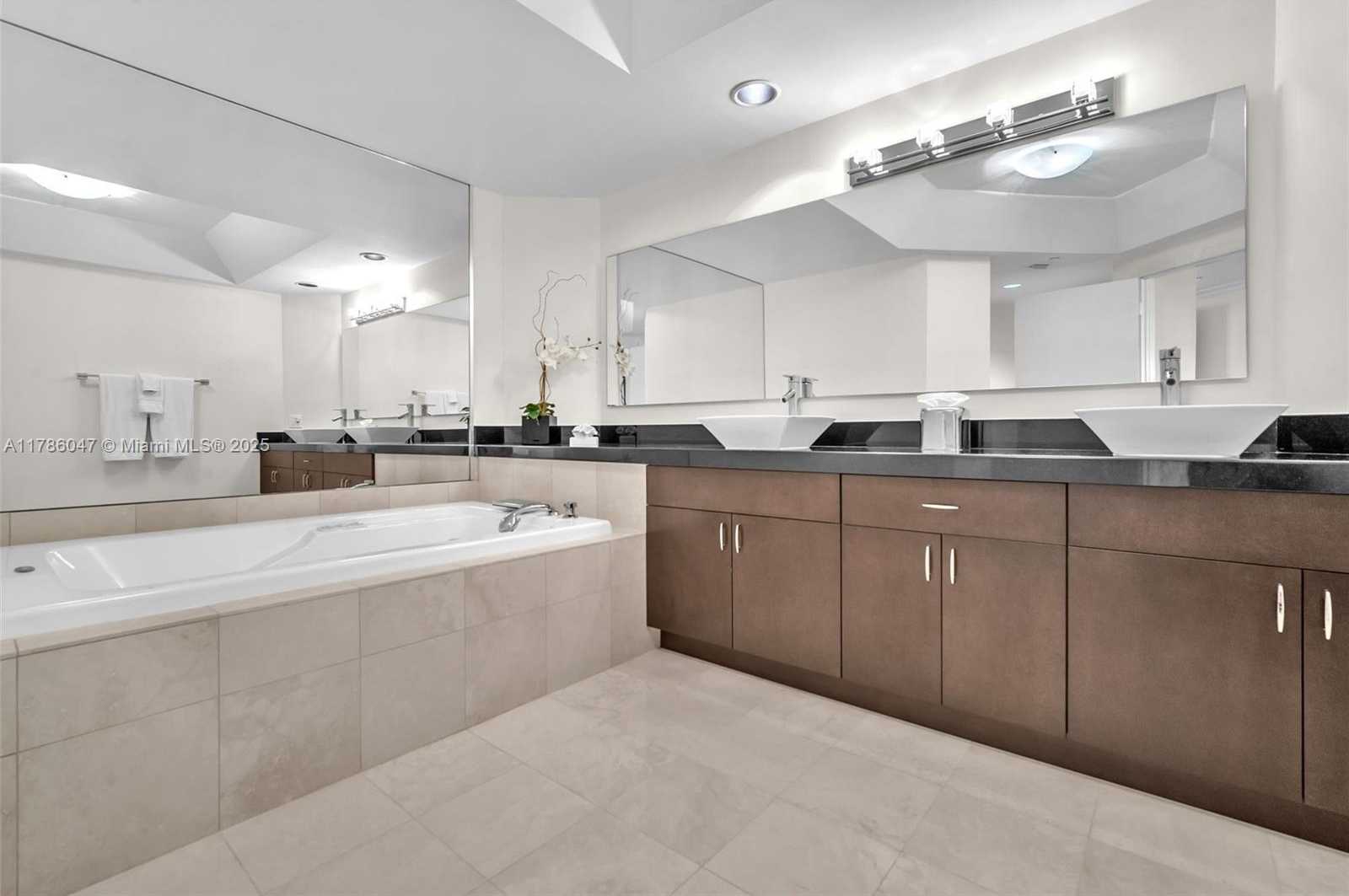 Small Image of 2000 ISLAND BLVD #1704, Aventura Number 7