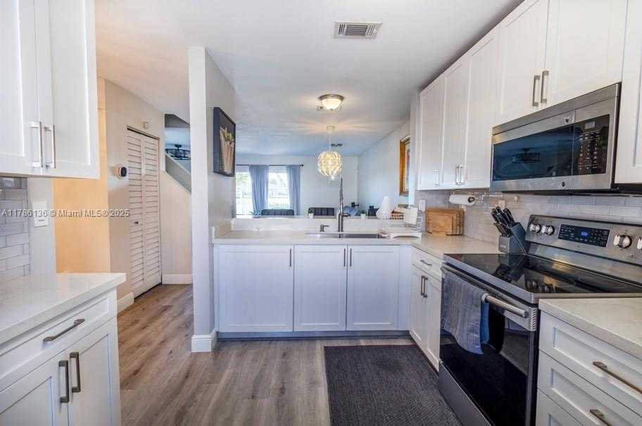Small Image of 17718 SOUTH WEST 139TH CT, Miami Number 8
