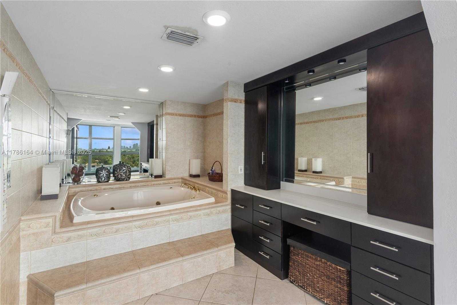 Small Image of 5055 COLLINS AVE #10J, Miami Beach Number 12