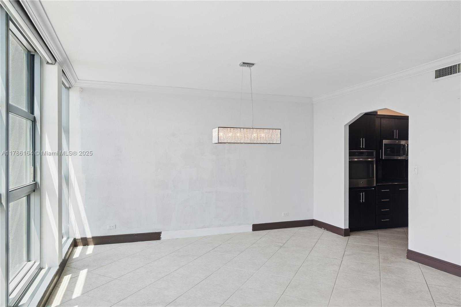 Small Image of 5055 COLLINS AVE #10J, Miami Beach Number 6