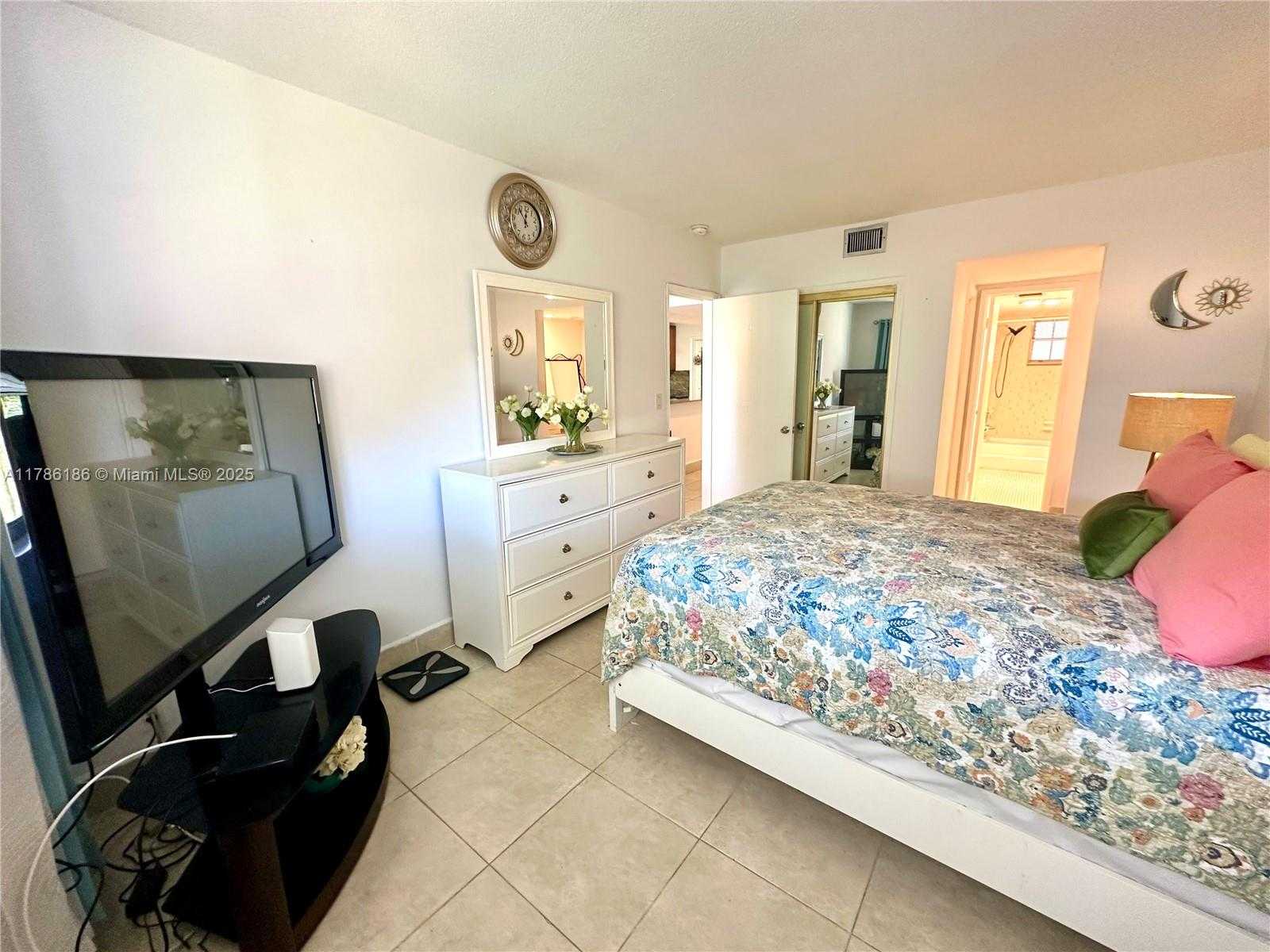 Small Image of 1001 HILLCREST CT #306, Hollywood Number 13