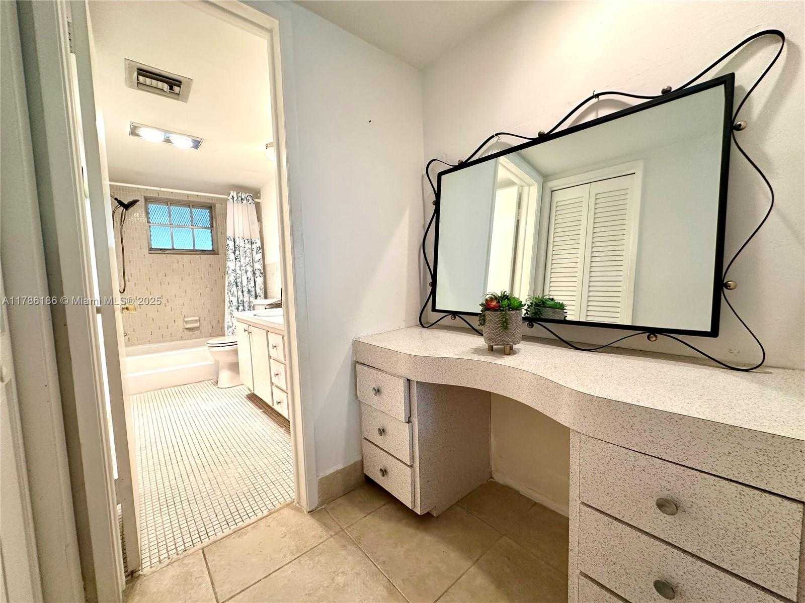 Small Image of 1001 HILLCREST CT #306, Hollywood Number 16