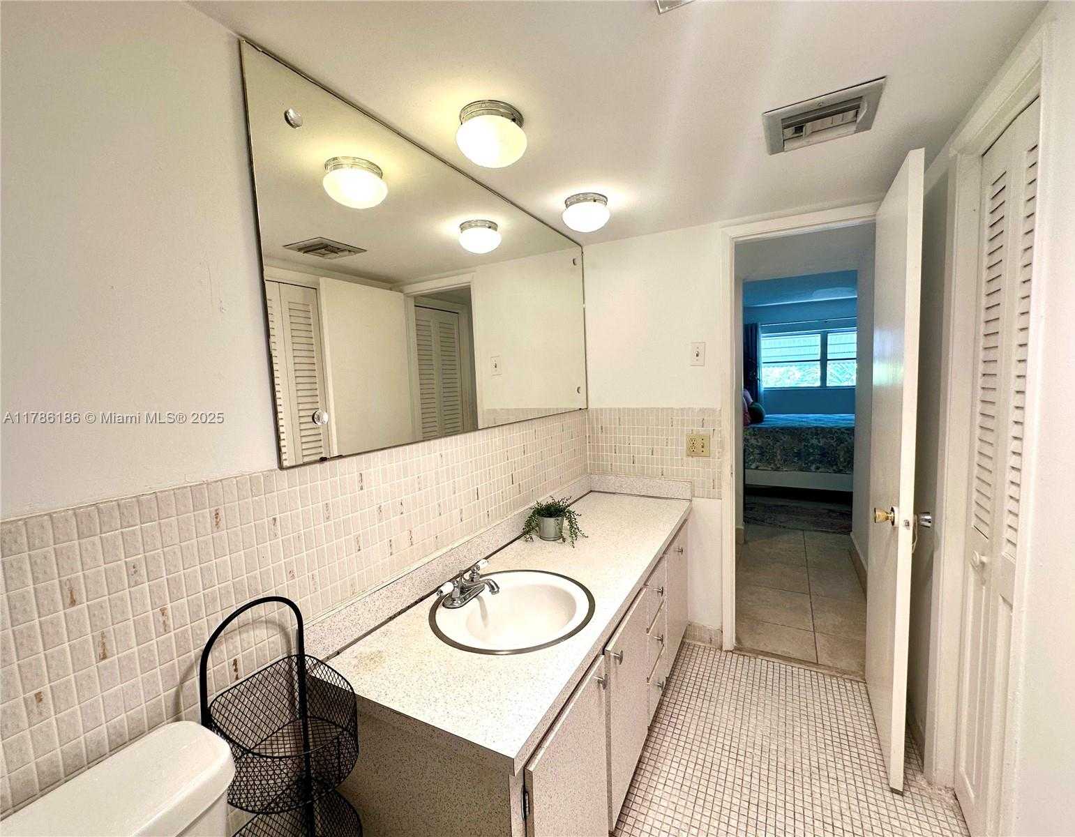 Small Image of 1001 HILLCREST CT #306, Hollywood Number 17