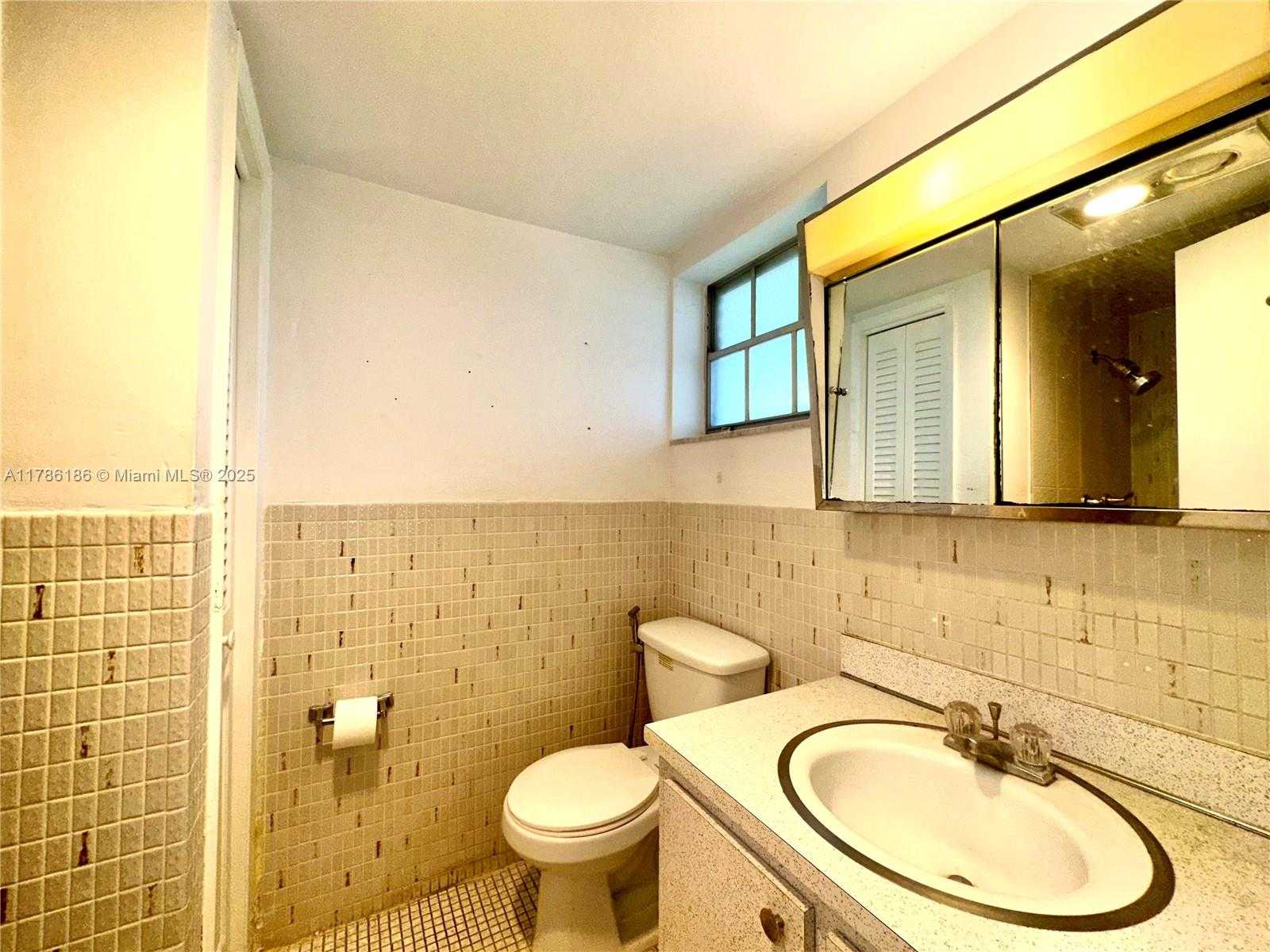 Small Image of 1001 HILLCREST CT #306, Hollywood Number 23