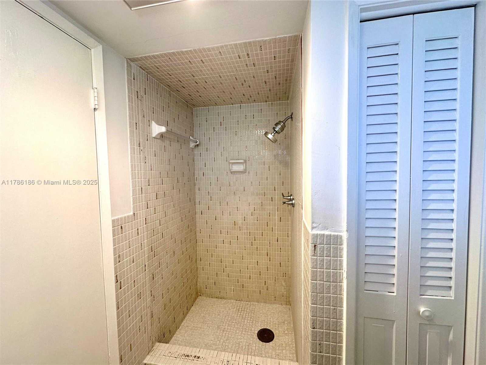 Small Image of 1001 HILLCREST CT #306, Hollywood Number 24
