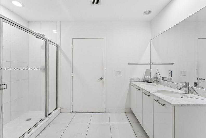 Small Image of 950 BRICKELL BAY DR #4606, Miami Number 12