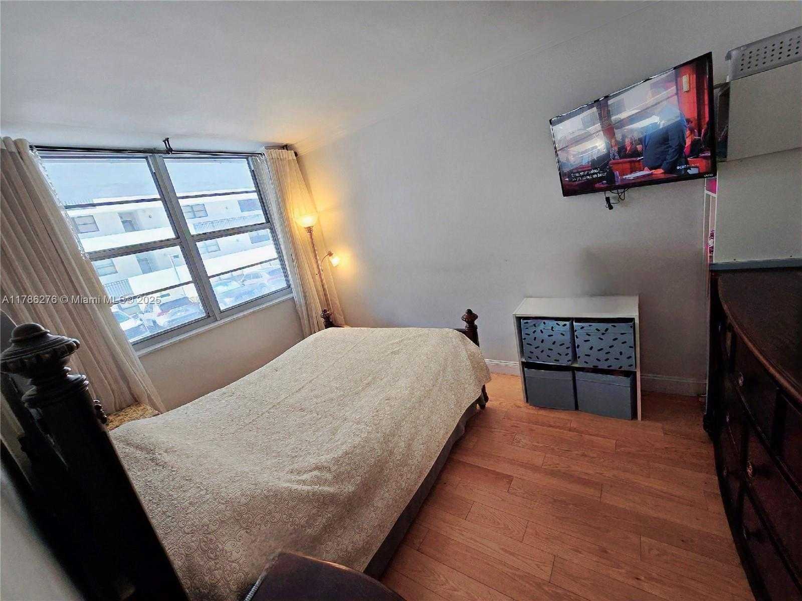 Small Image of 5825 COLLINS AVE #2D, Miami Beach Number 45