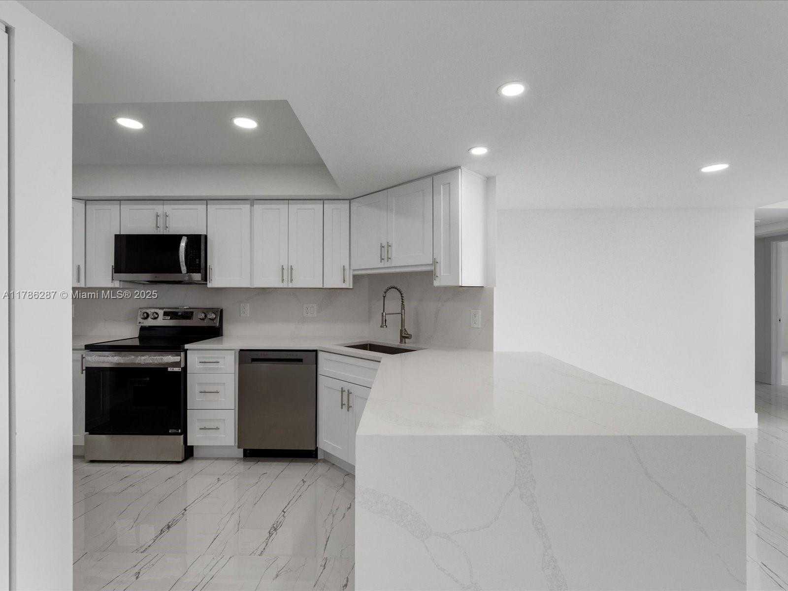 Small Image of 2000 PRESIDENTIAL WAY #901, West Palm Beach Number 3