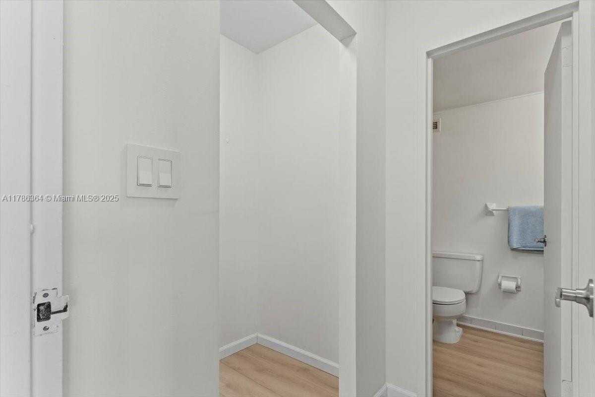 Small Image of 2899 COLLINS AVE #1104, Miami Beach Number 12