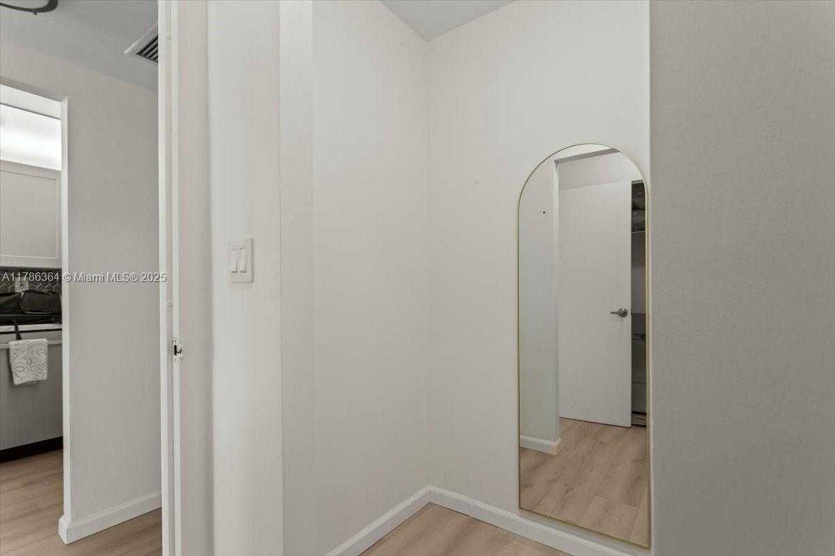 Small Image of 2899 COLLINS AVE #1104, Miami Beach Number 13