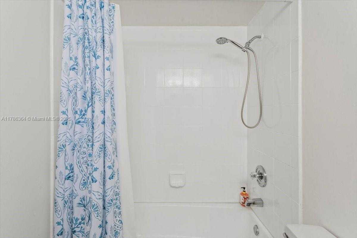 Small Image of 2899 COLLINS AVE #1104, Miami Beach Number 14