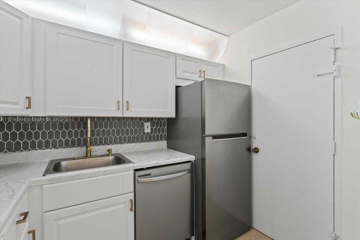 Small Image of 2899 COLLINS AVE #1104, Miami Beach Number 15