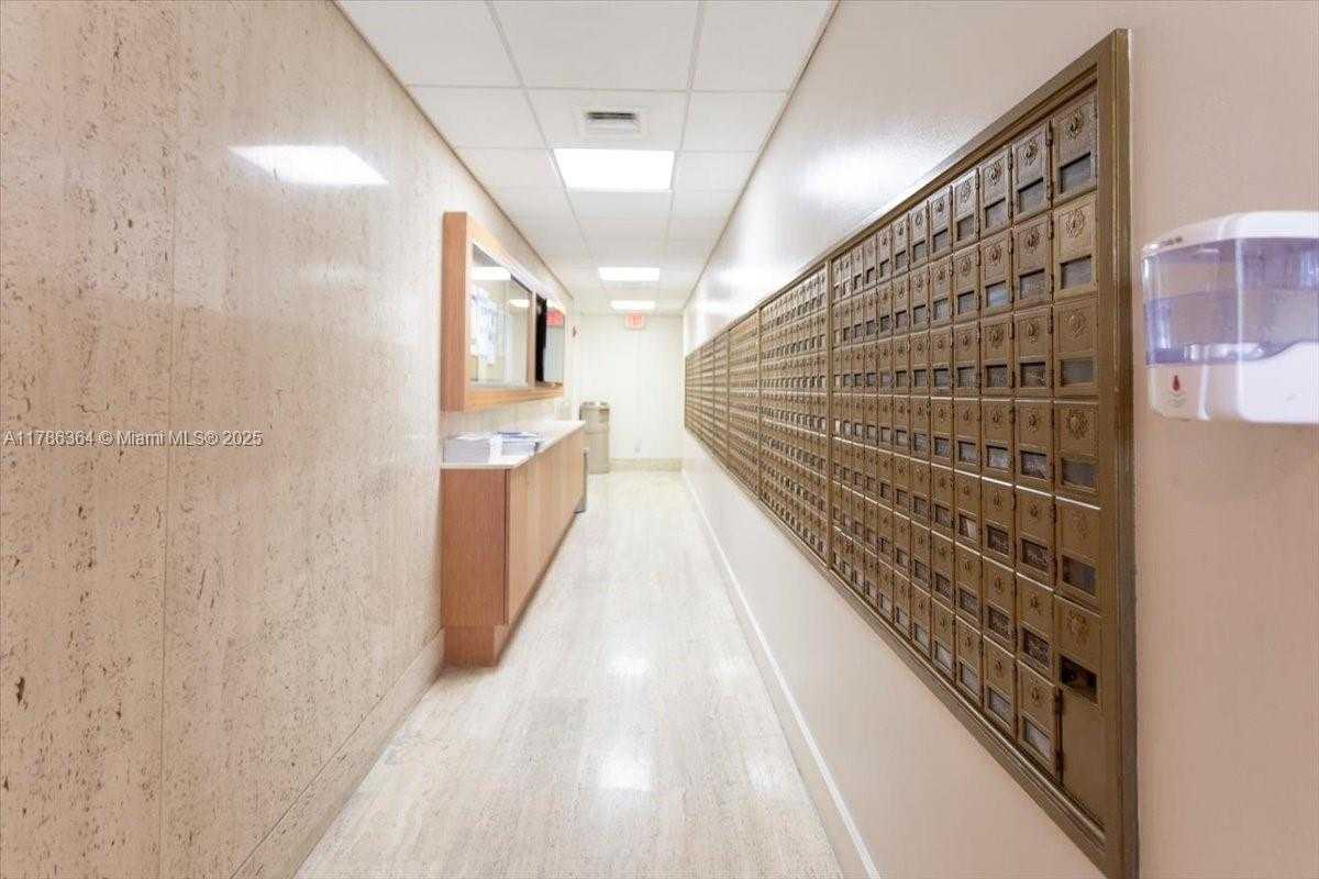Small Image of 2899 COLLINS AVE #1104, Miami Beach Number 18