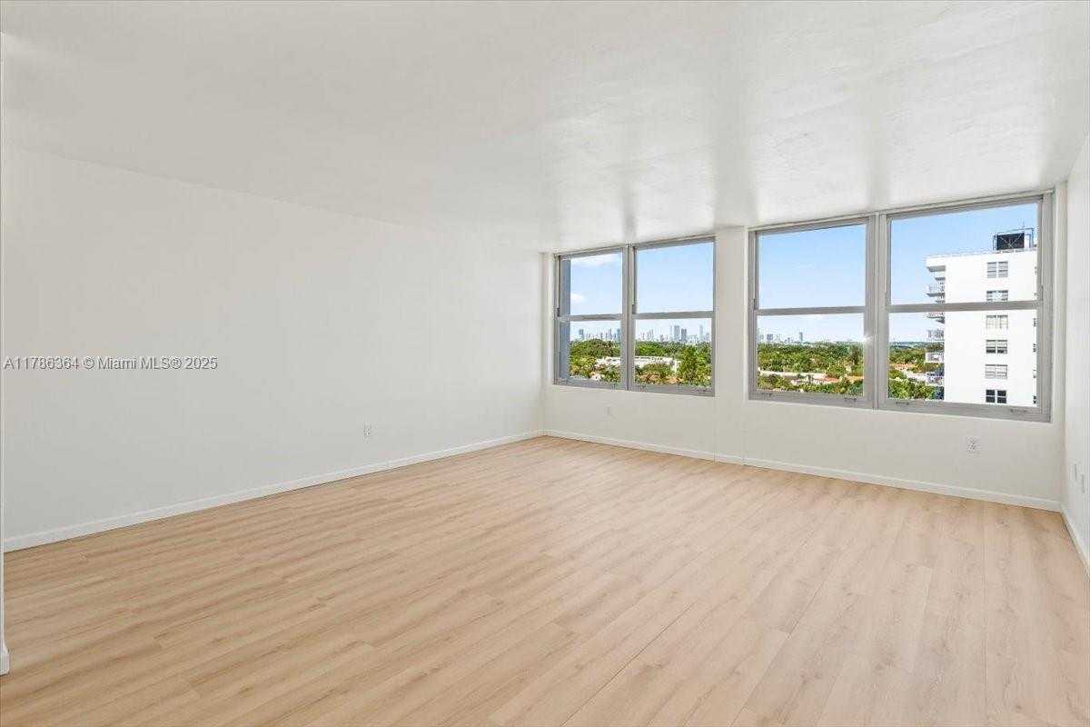 Small Image of 2899 COLLINS AVE #1104, Miami Beach Number 2