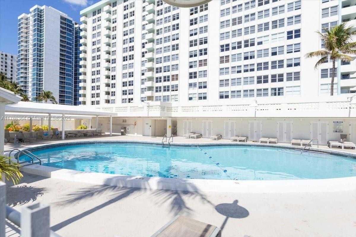Small Image of 2899 COLLINS AVE #1104, Miami Beach Number 21