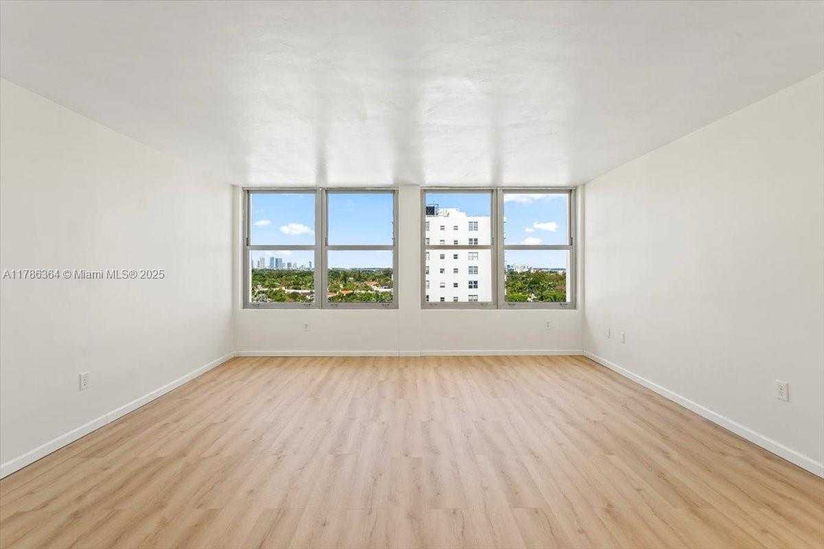 Small Image of 2899 COLLINS AVE #1104, Miami Beach Number 4