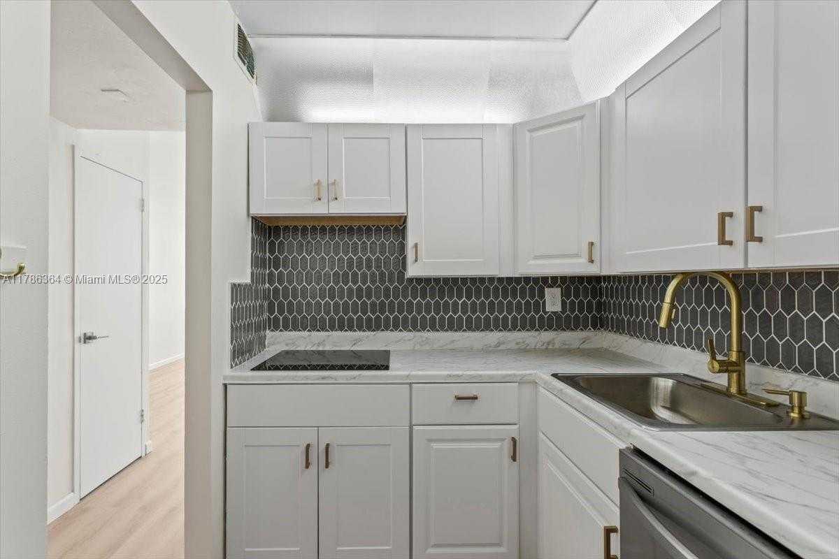 Small Image of 2899 COLLINS AVE #1104, Miami Beach Number 7