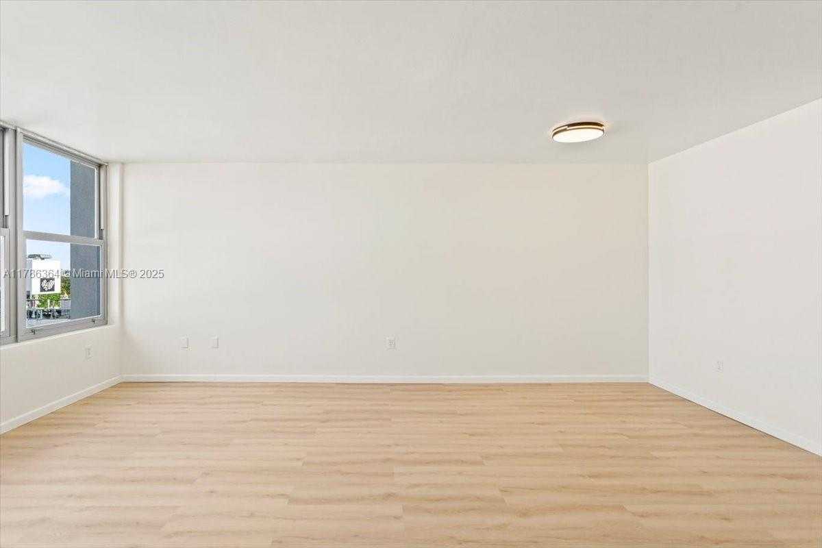 Small Image of 2899 COLLINS AVE #1104, Miami Beach Number 8