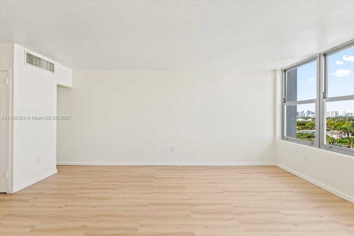 Small Image of 2899 COLLINS AVE #1104, Miami Beach Number 9
