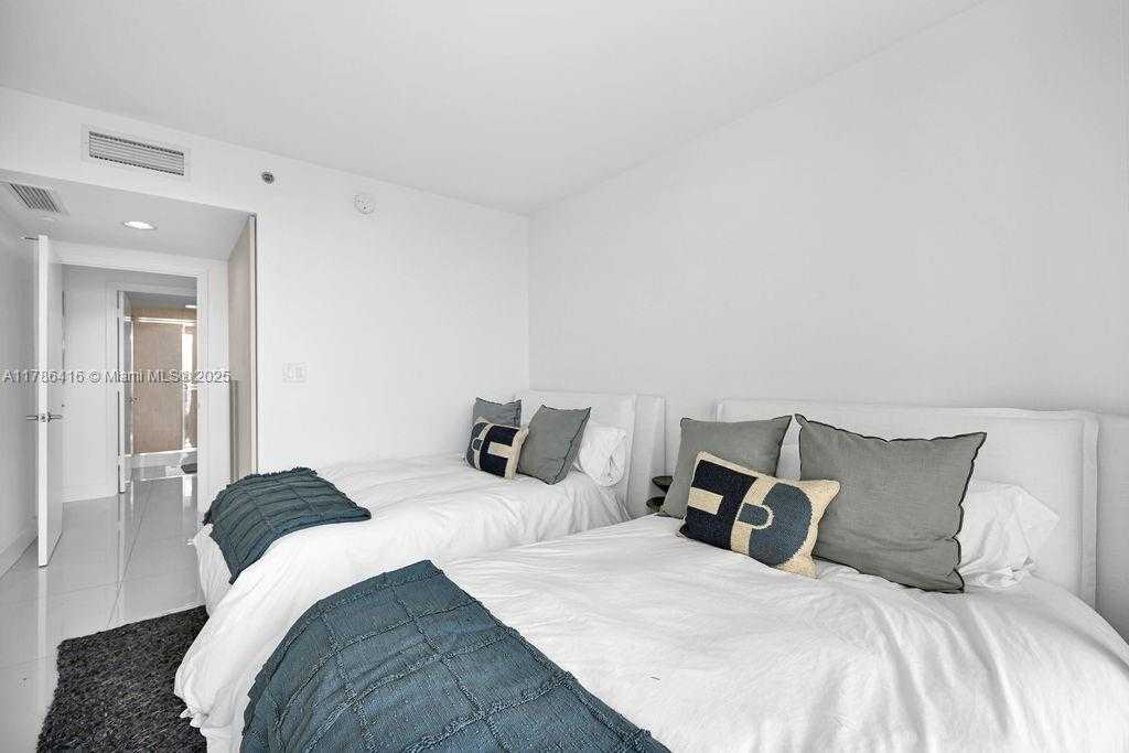 Small Image of 7000 ISLAND BLVD #2708, Aventura Number 36