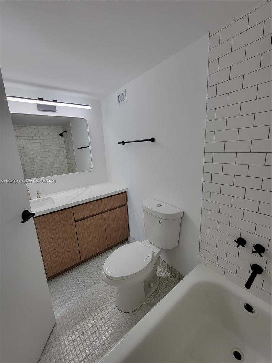 Small Image of 2655 COLLINS AVE #608, Miami Beach Number 14