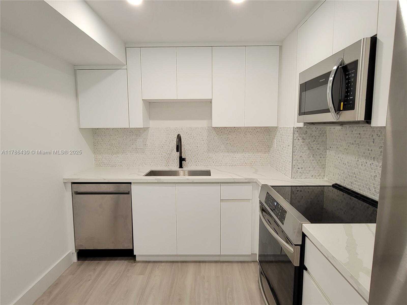 Small Image of 2655 COLLINS AVE #608, Miami Beach Number 19