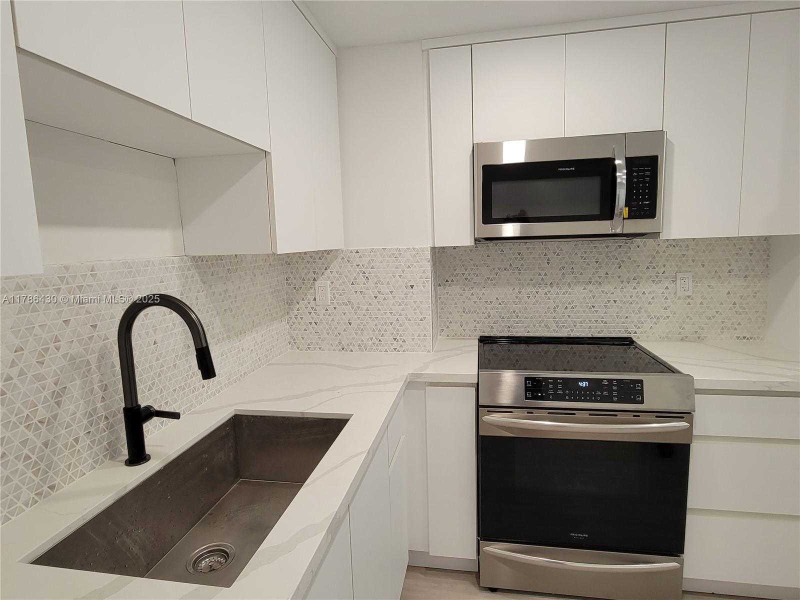 Small Image of 2655 COLLINS AVE #608, Miami Beach Number 20
