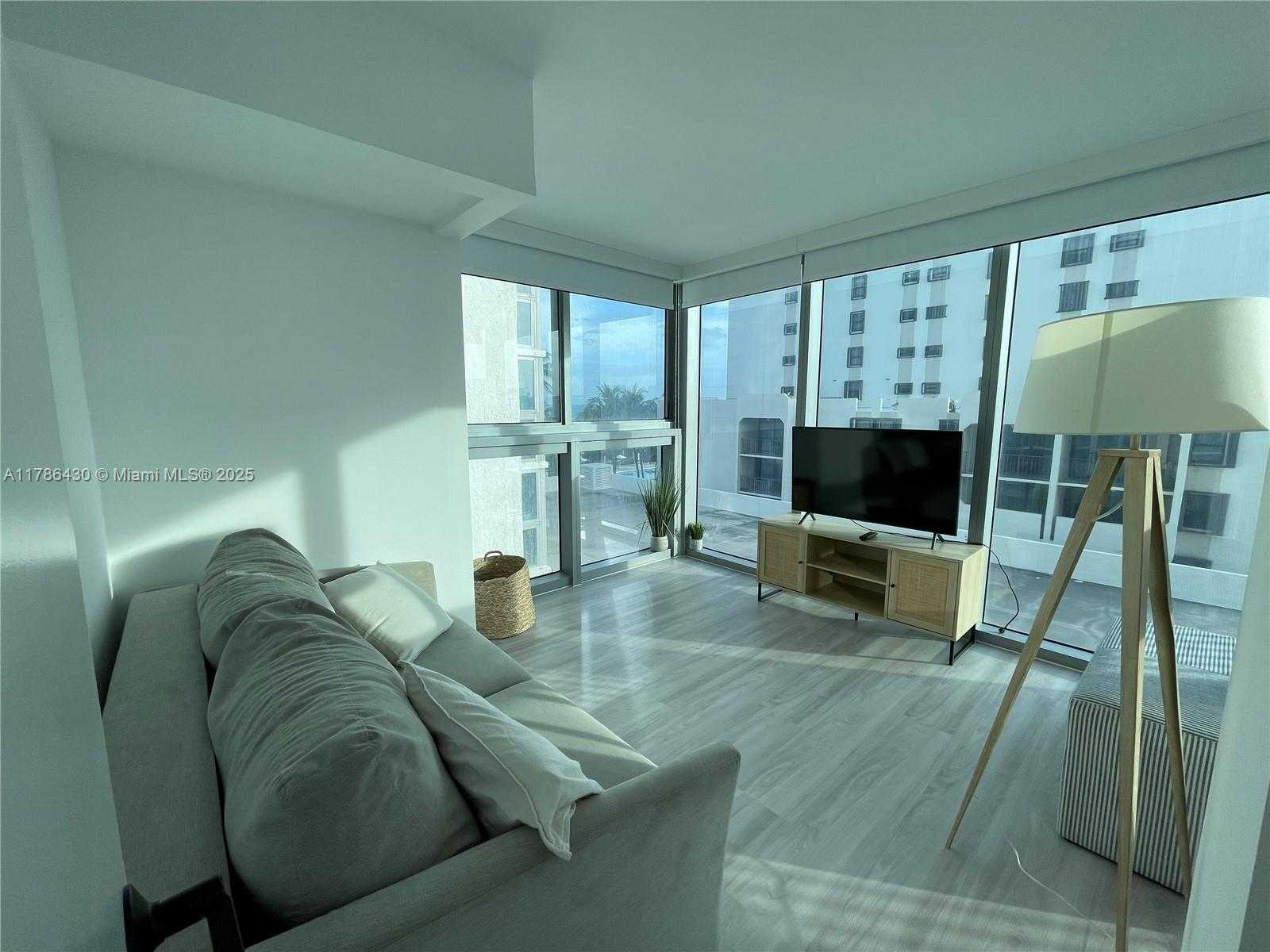 Small Image of 2655 COLLINS AVE #608, Miami Beach Number 3