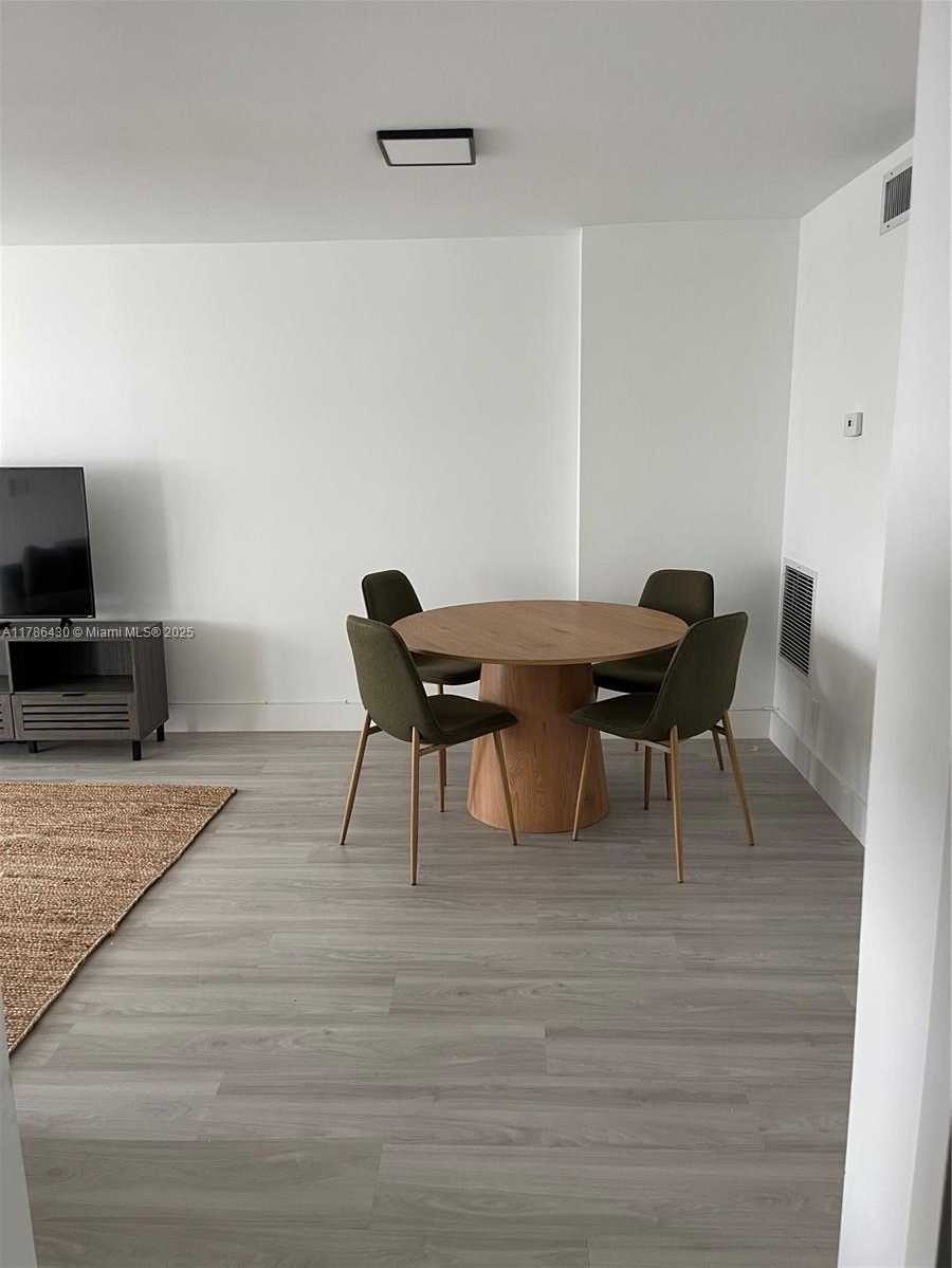 Small Image of 2655 COLLINS AVE #608, Miami Beach Number 8