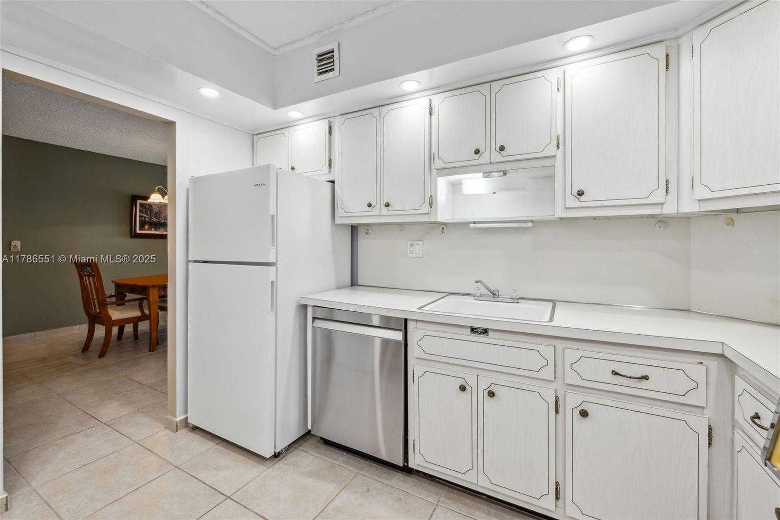Small Image of 300 BAYVIEW DR #1214, Sunny Isles Beach Number 18