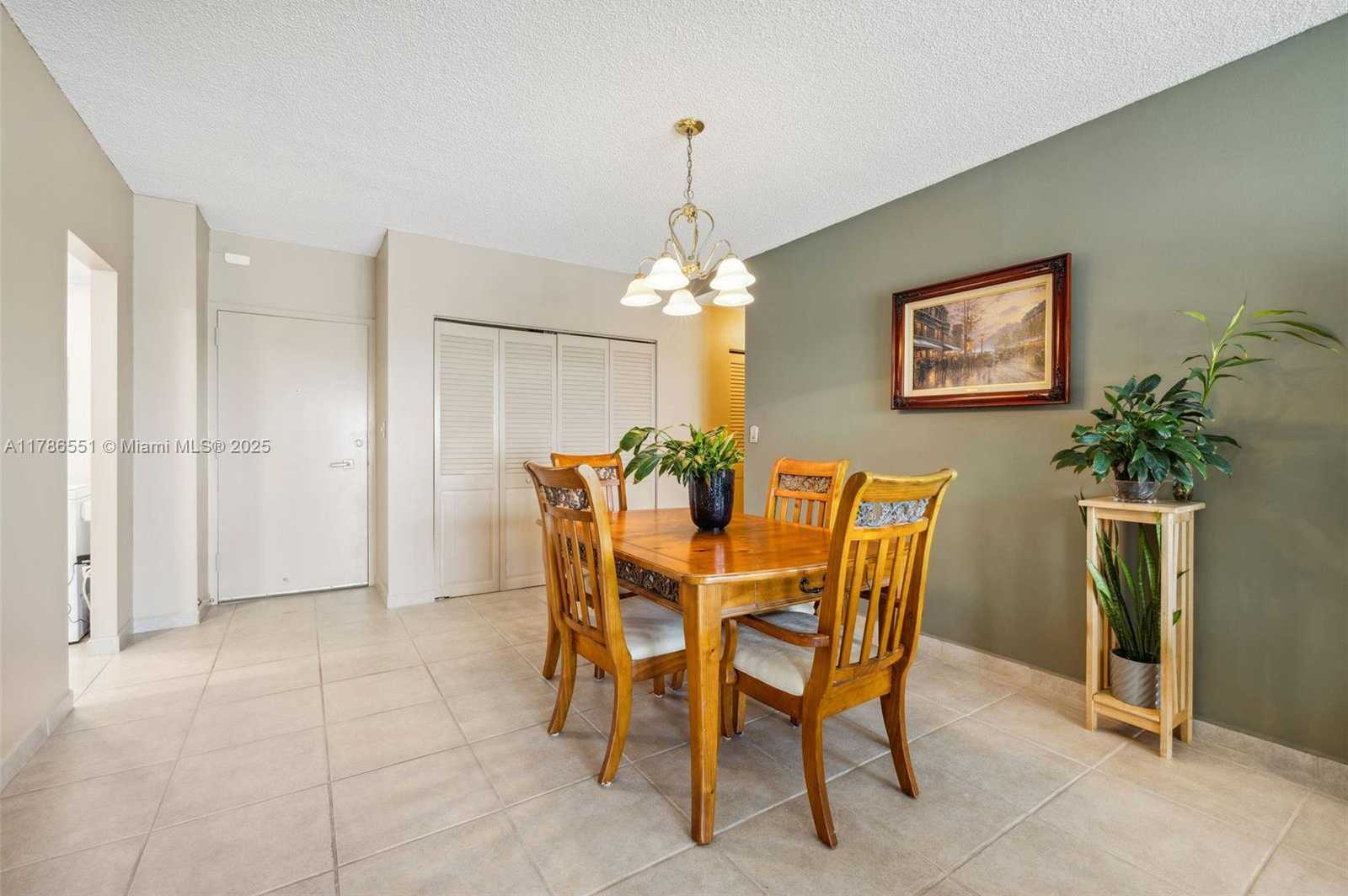 Small Image of 300 BAYVIEW DR #1214, Sunny Isles Beach Number 4