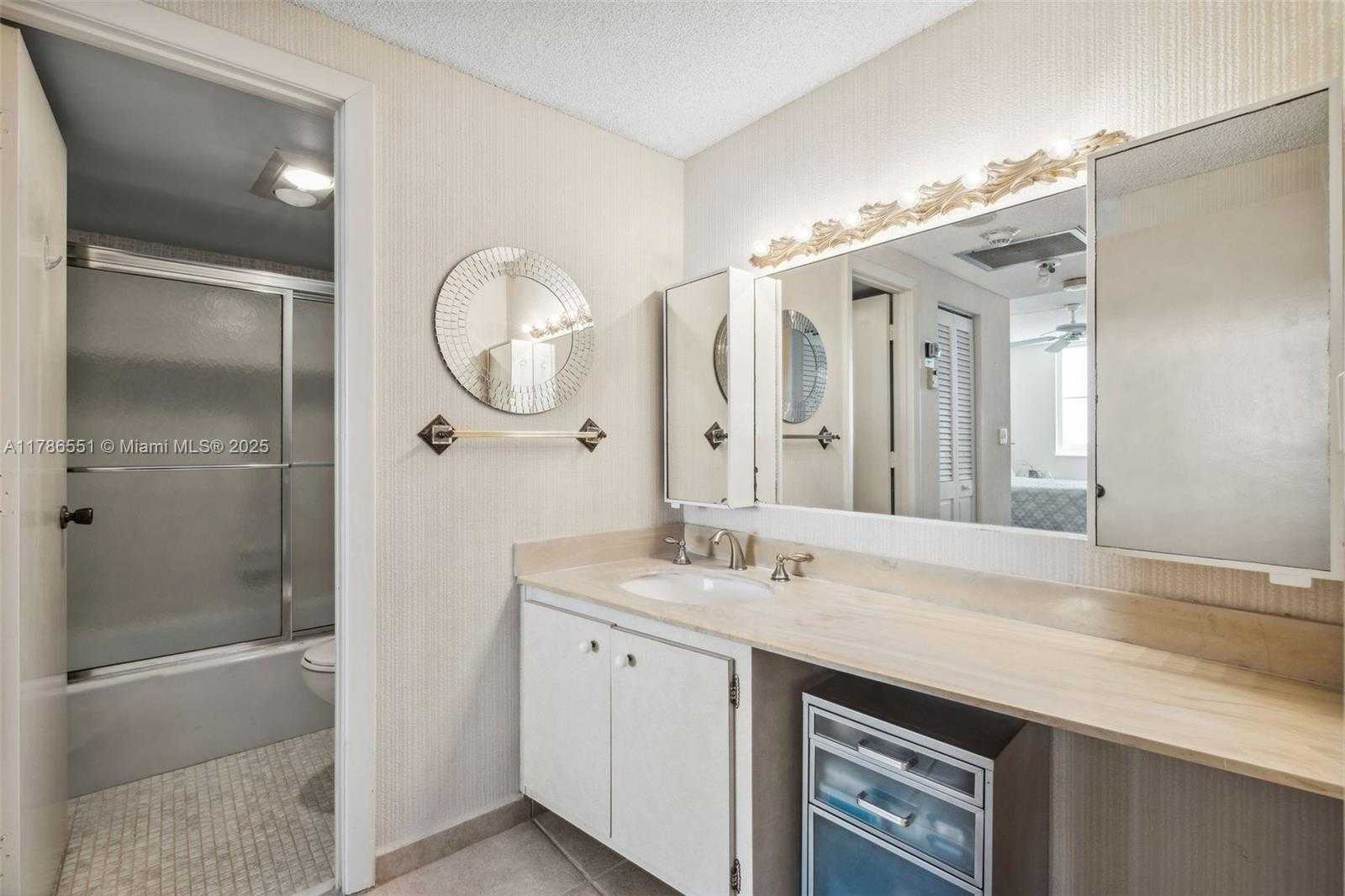 Small Image of 300 BAYVIEW DR #1214, Sunny Isles Beach Number 6