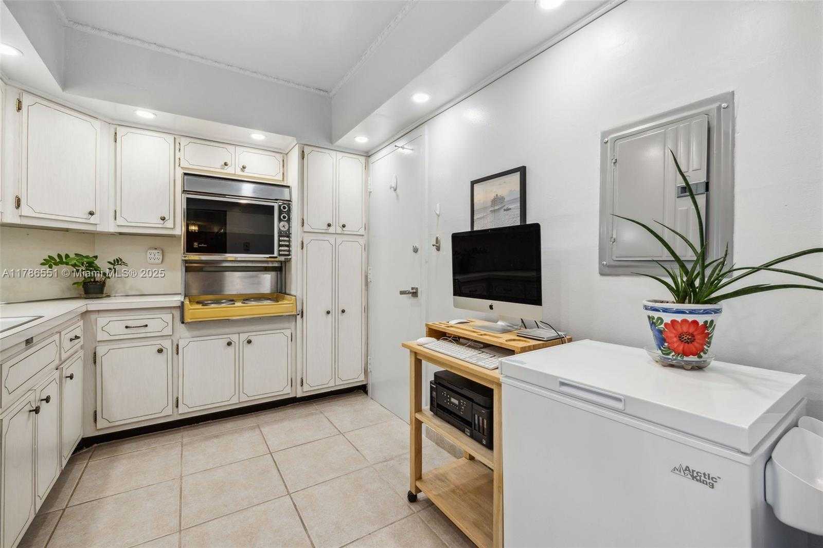 Small Image of 300 BAYVIEW DR #1214, Sunny Isles Beach Number 7
