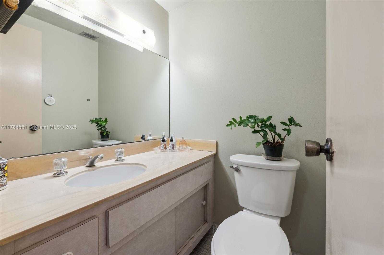Small Image of 300 BAYVIEW DR #1214, Sunny Isles Beach Number 8
