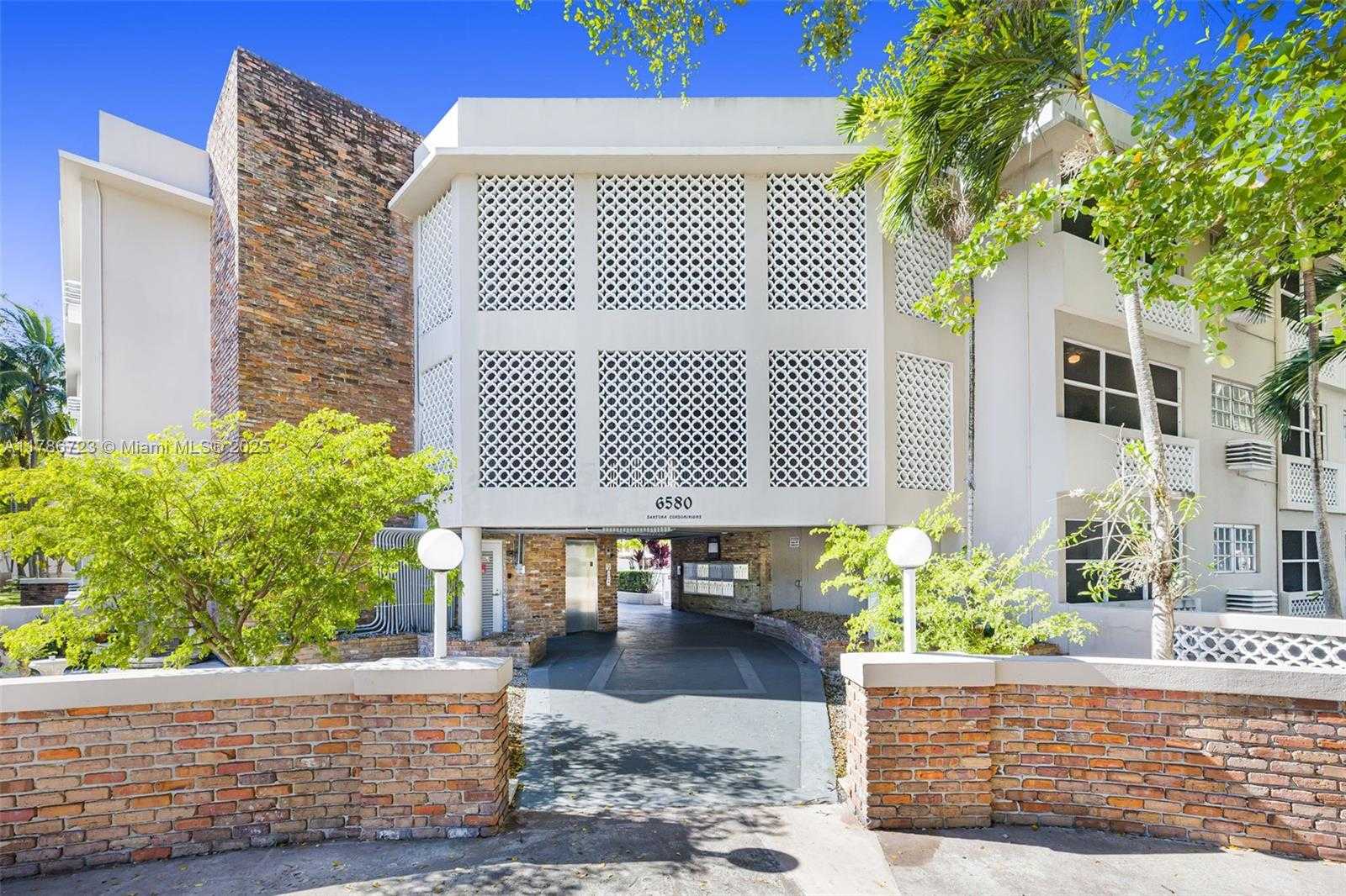 Small Image of 6580 SANTONA ST #A18, Coral Gables Number 26