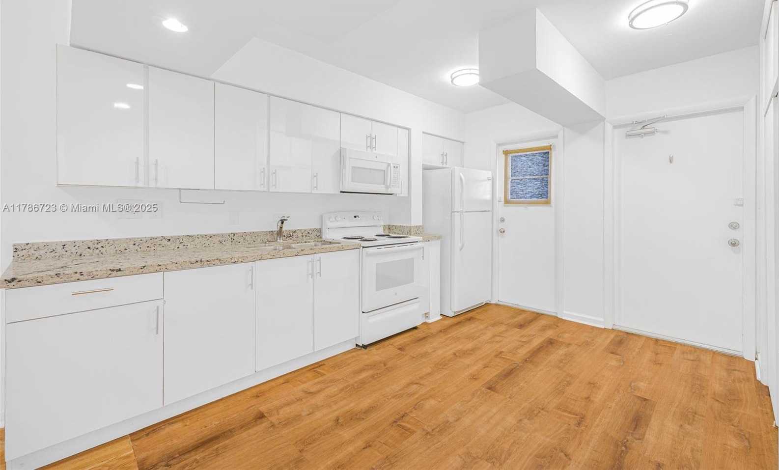 Small Image of 6580 SANTONA ST #A18, Coral Gables Number 4