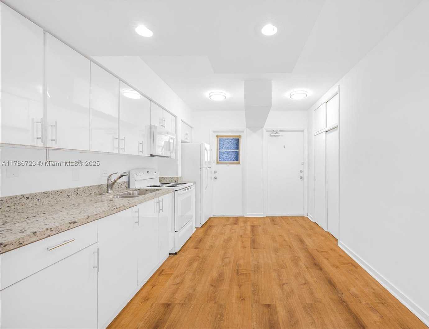 Small Image of 6580 SANTONA ST #A18, Coral Gables Number 5