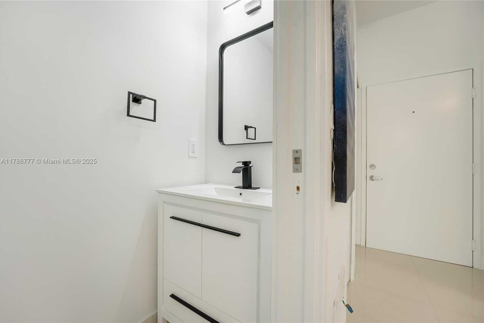 Small Image of 2020 PRAIRIE AVE #205, Miami Beach Number 11