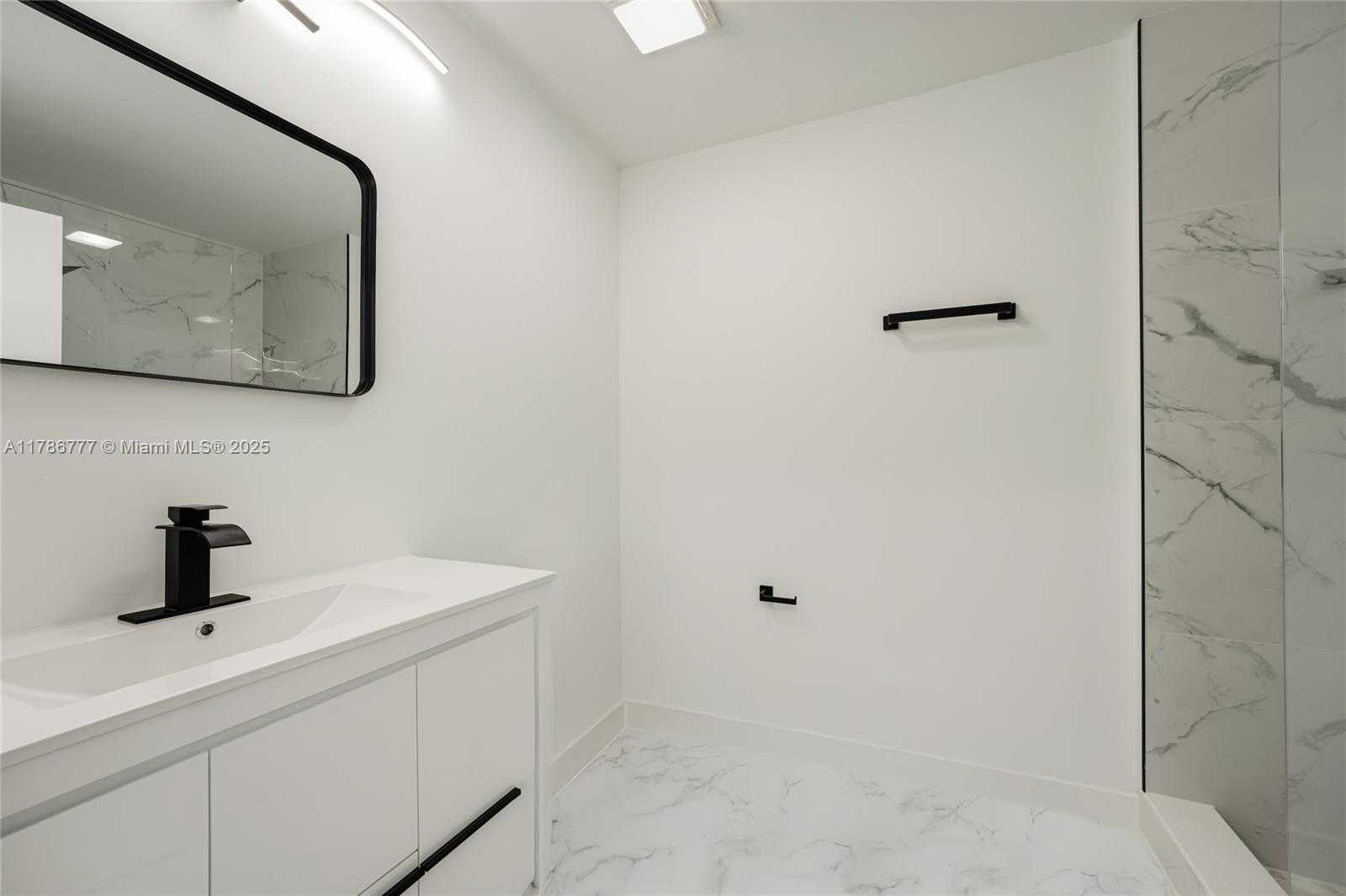 Small Image of 2020 PRAIRIE AVE #205, Miami Beach Number 12