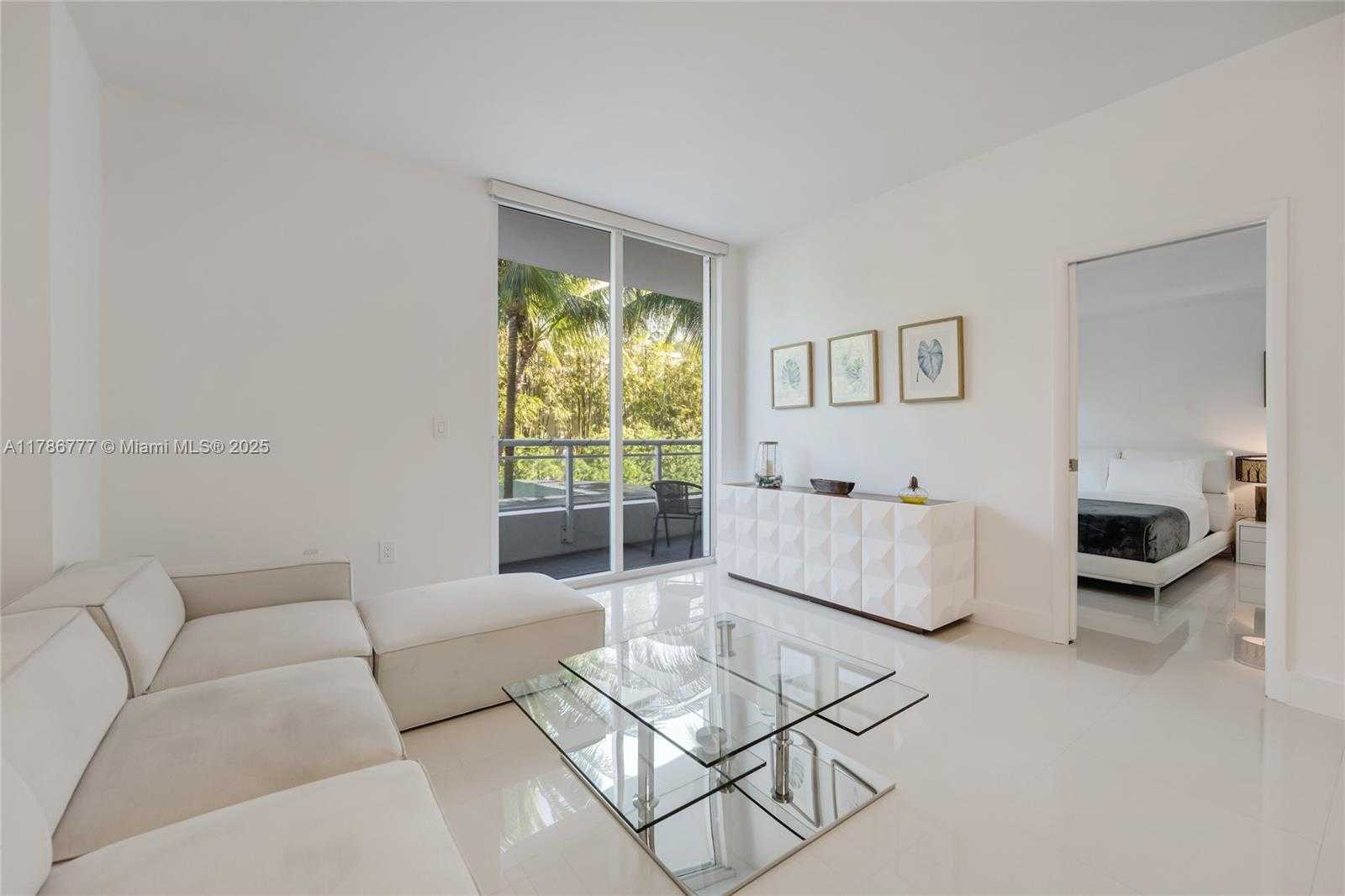 Small Image of 2020 PRAIRIE AVE #205, Miami Beach Number 2