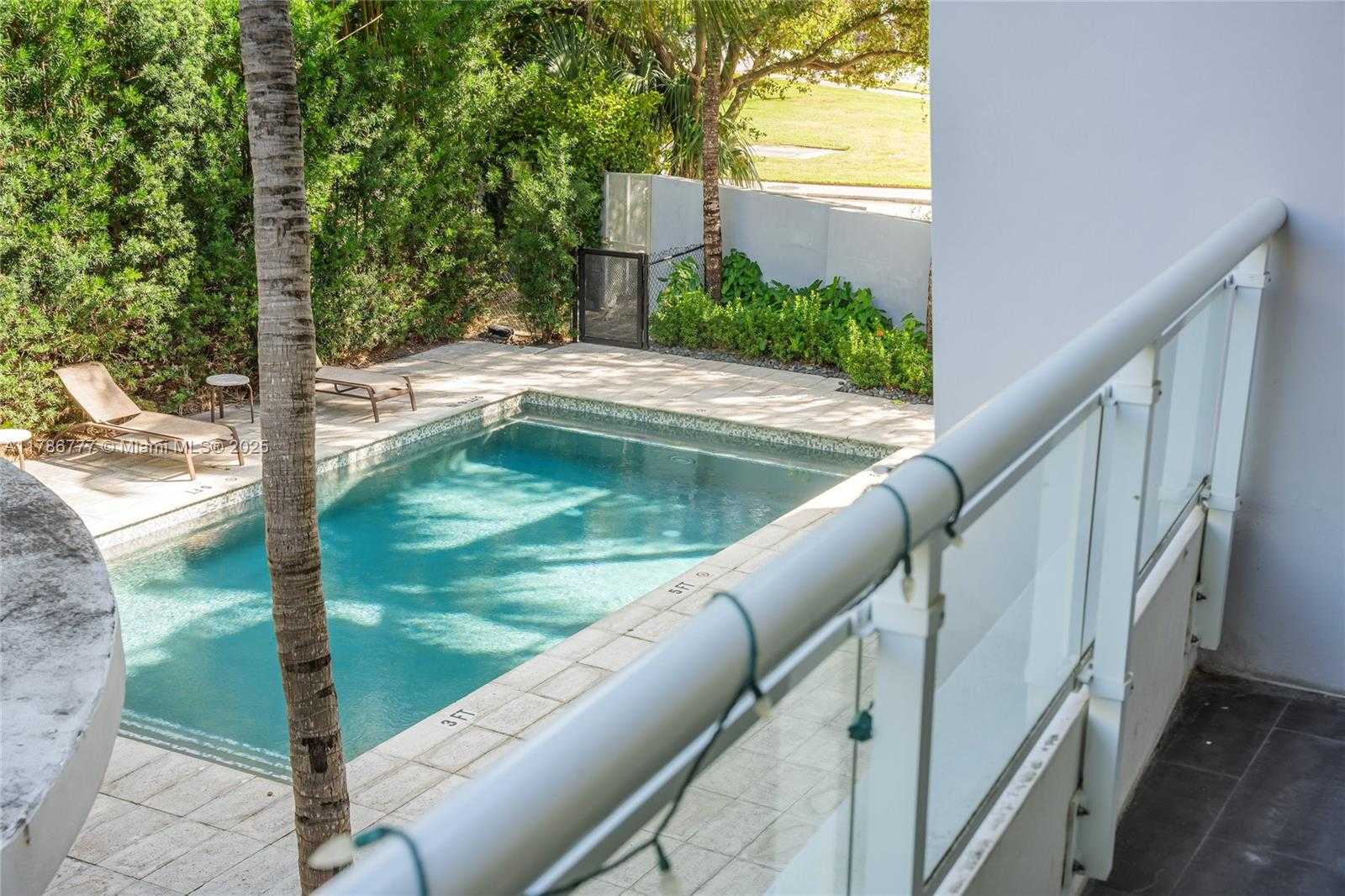 Small Image of 2020 PRAIRIE AVE #205, Miami Beach Number 3