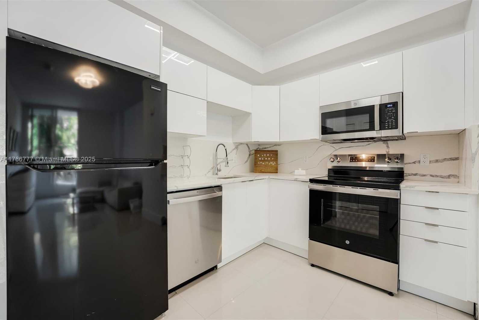 Small Image of 2020 PRAIRIE AVE #205, Miami Beach Number 4