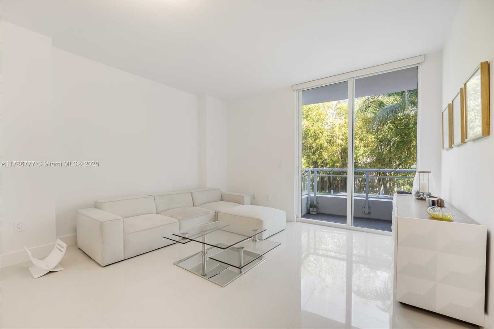 Small Image of 2020 PRAIRIE AVE #205, Miami Beach Number 7