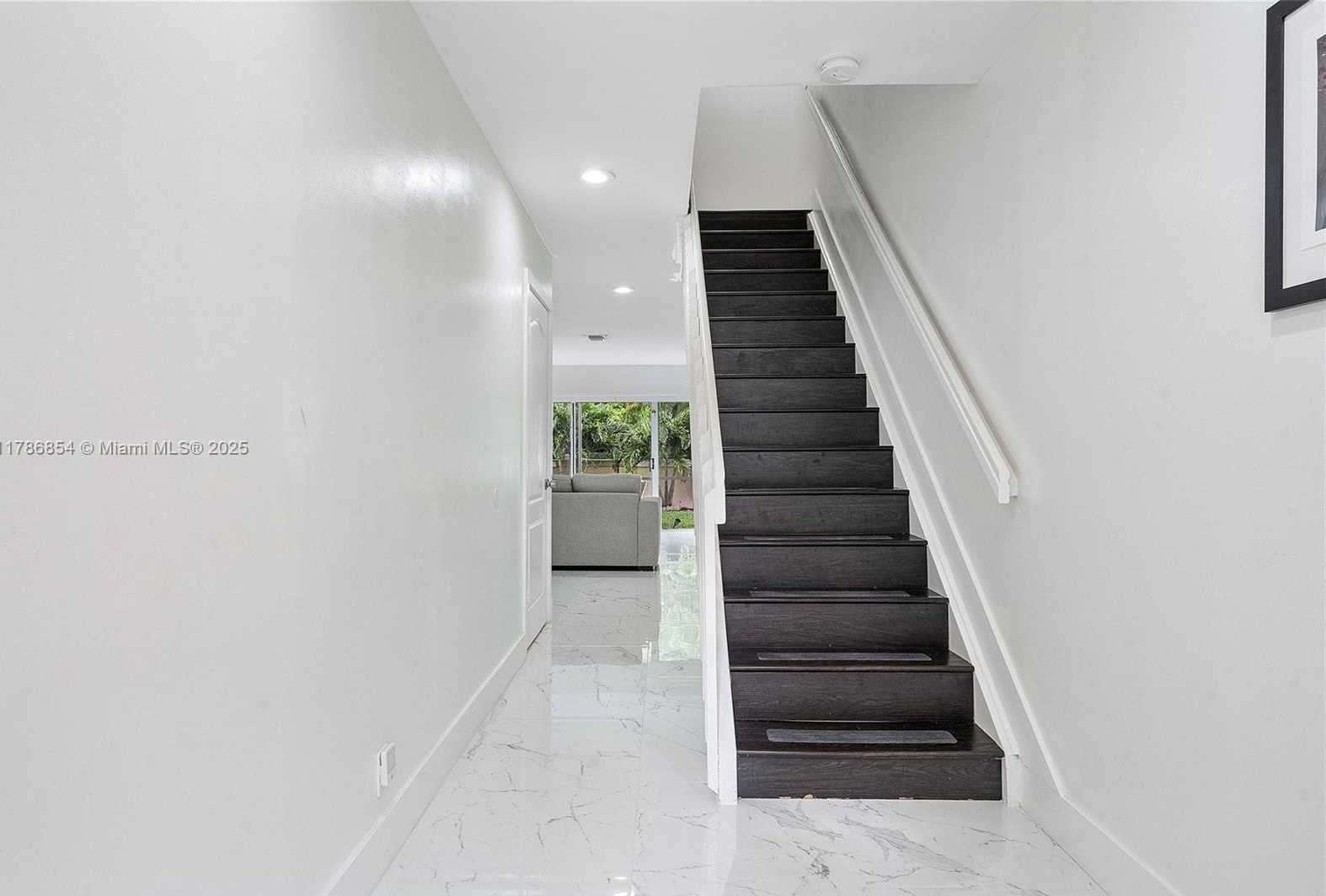 Small Image of 5001 RIVERSIDE DR #303, Coral Springs Number 2