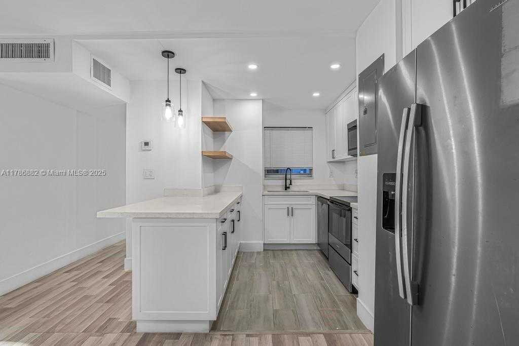 Small Image of 110 FONTAINEBLEAU BLVD #202, Miami Number 3