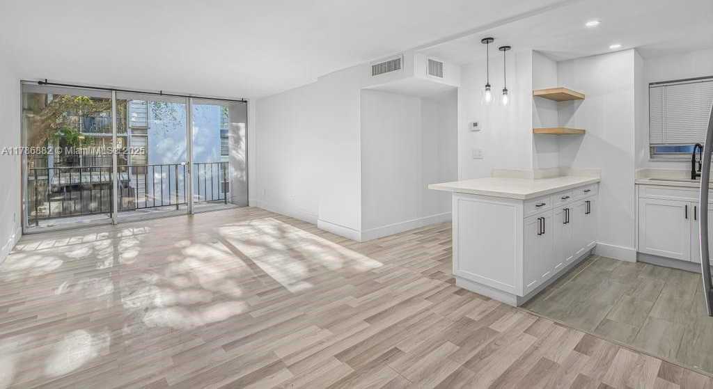 Small Image of 110 FONTAINEBLEAU BLVD #202, Miami Number 5