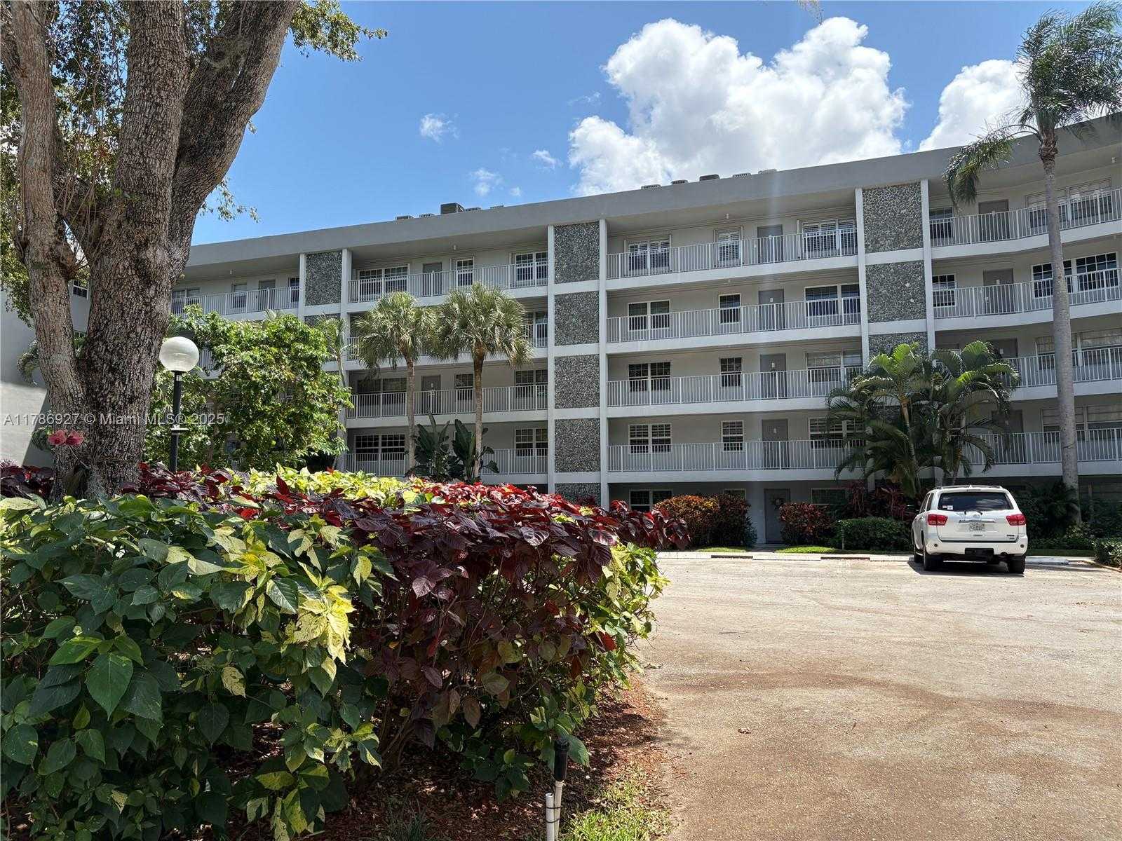 Small Image of 4020 WEST PALM AIRE DR #211, Pompano Beach Number 44