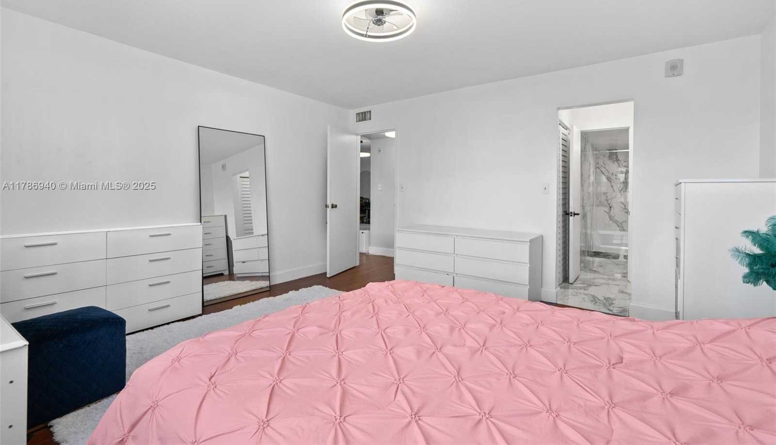 Small Image of 17800 ATLANTIC BLVD #402, Sunny Isles Beach Number 15
