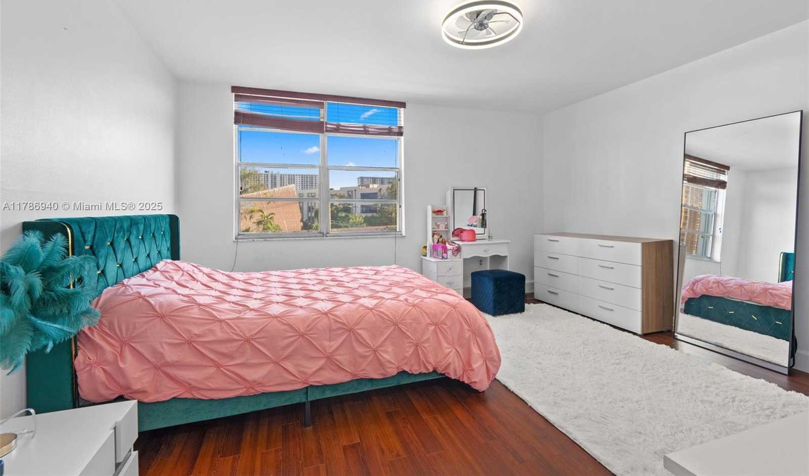 Small Image of 17800 ATLANTIC BLVD #402, Sunny Isles Beach Number 16