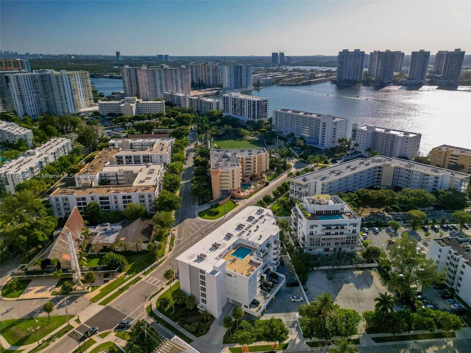Small Image of 17800 ATLANTIC BLVD #402, Sunny Isles Beach Number 22